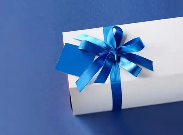 Person selling gift card via WhatsApp on smartphone